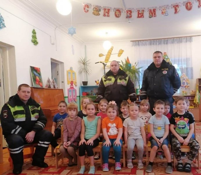 Госавтоинспекторы посещают детей в детских садах Мошковского района