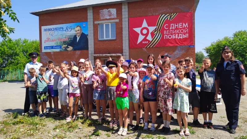 В Нововосибирской области сотрудники ГИБДД рассказали школьникам о своей профессии