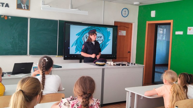 В Нововосибирской области сотрудники ГИБДД рассказали школьникам о своей профессии