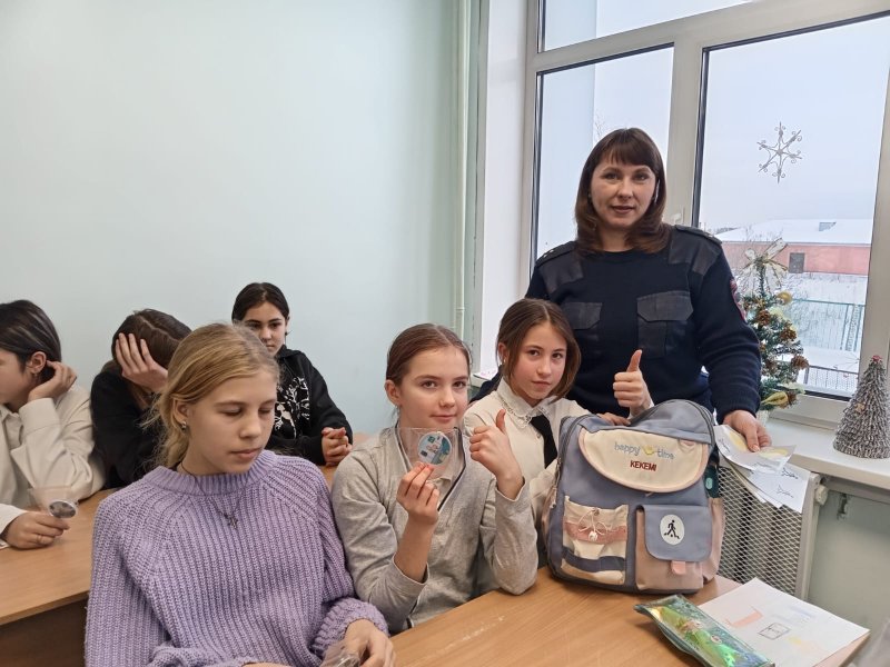 Инспектор по пропаганде БДД Мошковской Госавтоинспекции встретилась с учениками Обской школы